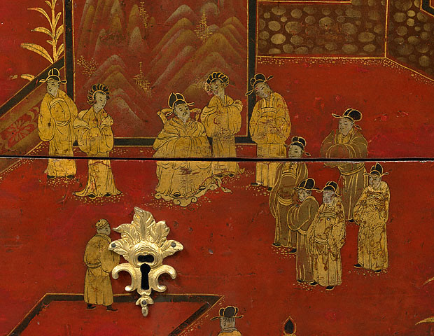 Commode:Figures on left front