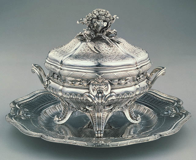 Pair of Lidded Tureens, Liners, and Stands:Single tureen