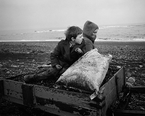“Rocker” and Rosie Going Home, Seacoal Beach, Lynemouth, Northumberland, 1983, Chris Killip, gelatin silver print. The J. Paul Getty Museum, gift of the Robert Mapplethorpe Foundation, Inc.  © Chris Killip.