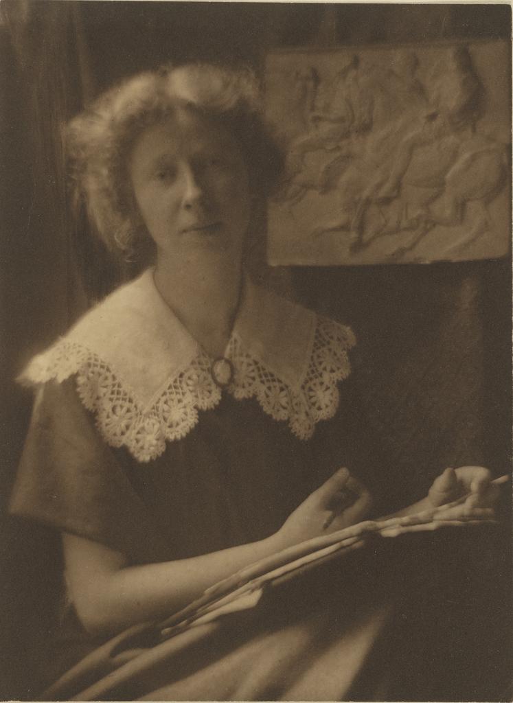 Self-Portrait with Plaster Cast of the Elgin Marbles, 1909-1910, Imogen Cunningham. Platinum print. Getty Museum. © The Imogen Cunningham Trust