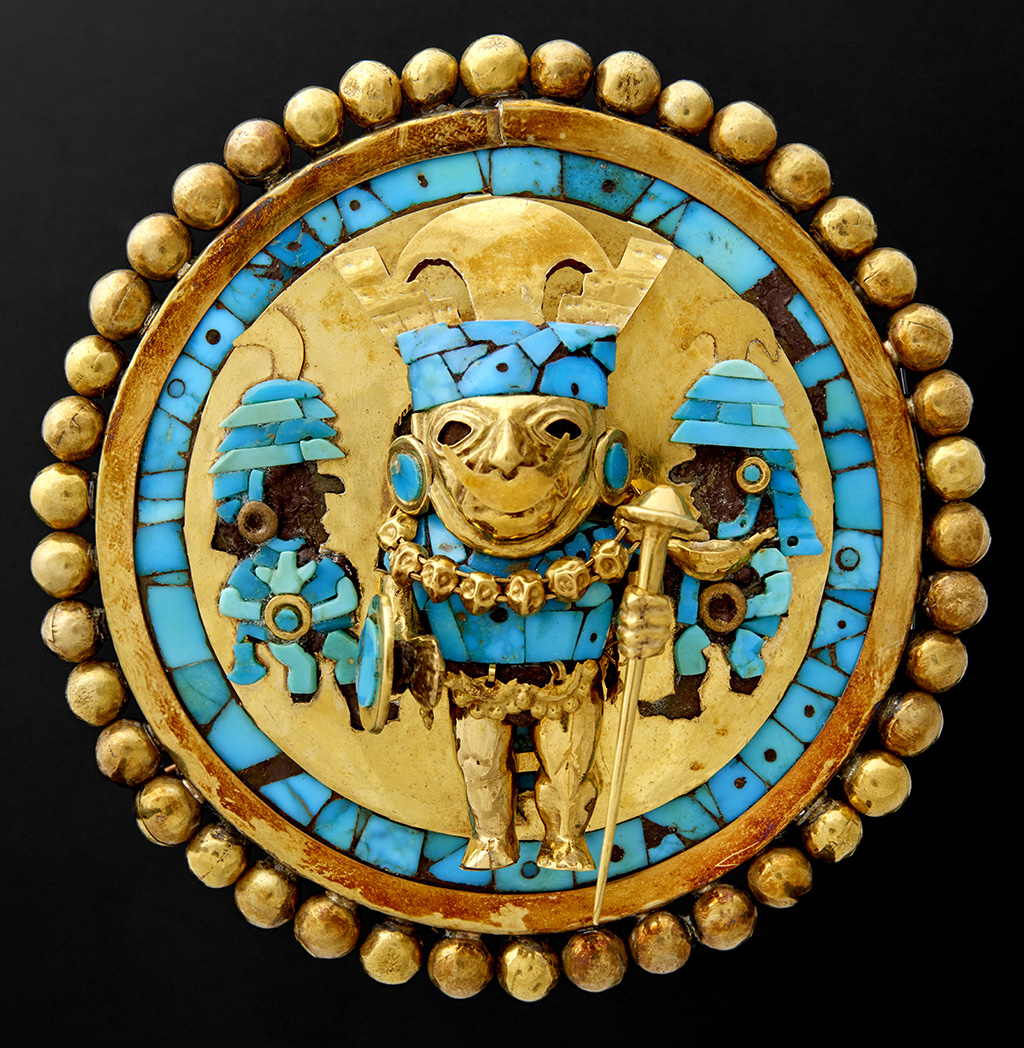 Ear Ornament Depicting a Warrior, 640–680, Moche culture; gold, turquoise, wood. Museo Tumbas Reales de Sipán, Lambayeque, Peru, MNTRS-77-INC-02; S/T1-O:2. Ministerio de Cultura del Perú. Photo: Juan Pablo Murrugarra Villanueva