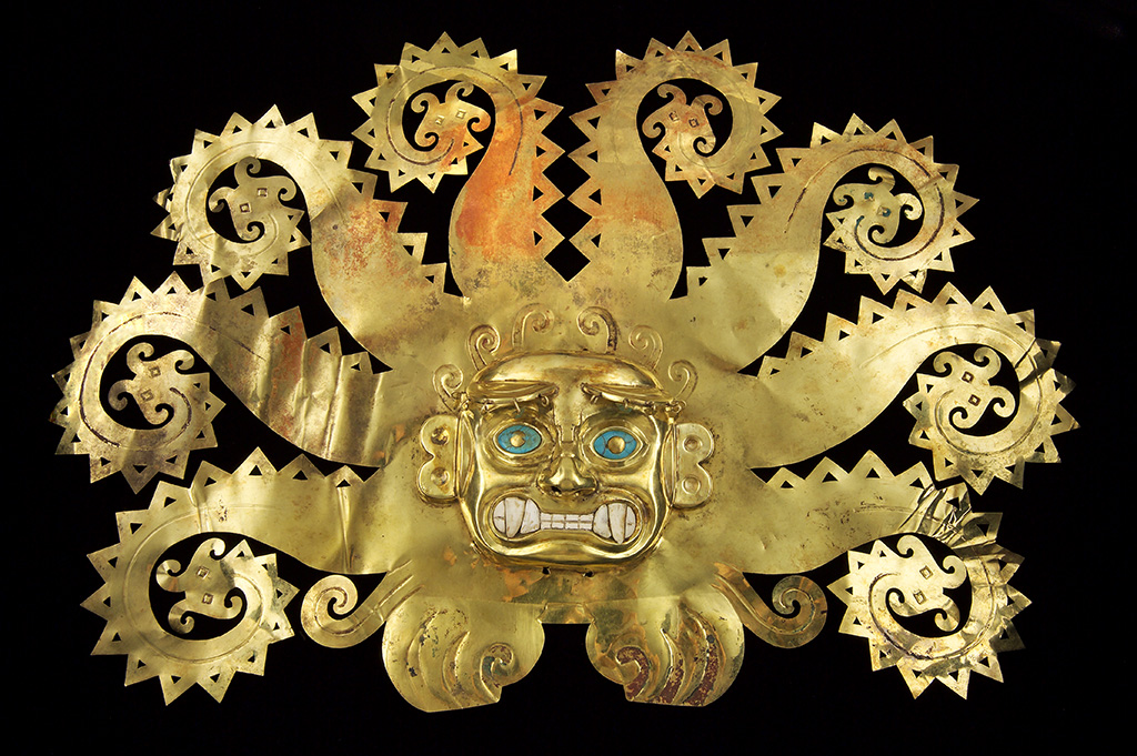 Octopus Frontlet, 300–600, Moche culture; gold, chrysocolla, shells. Museo de la Nación, Lima, Peru, MN-14602. Ministerio de Cultura del Perú