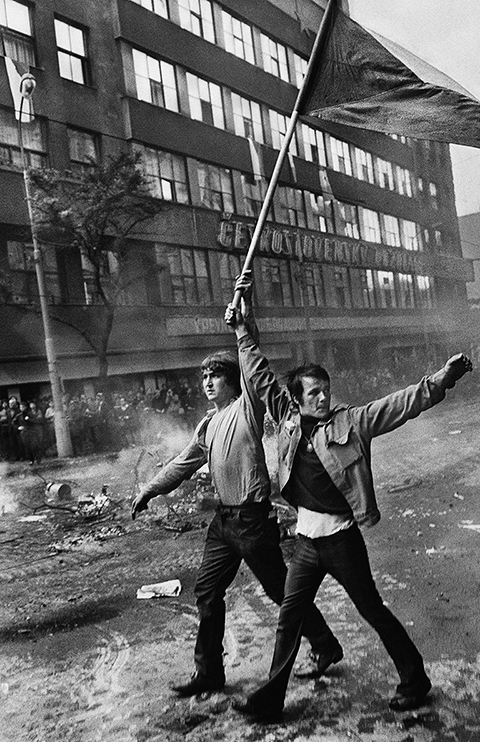 Prague, 1968, Josef Koudelka, gelatin silver print. 