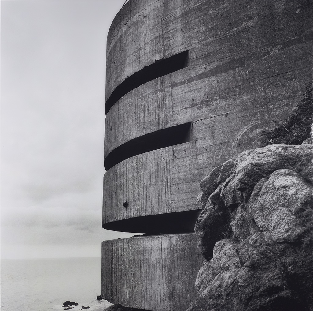 <em>Noir Mont</em>, 2006, Jane and Louise Wilson; face-mounted chromogenic print. Courtesy Gregory Keever. © Jane and Louise Wilson 2006