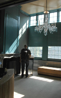 Antechamber, as seen from the cash registrer (photo: F. Boersma)