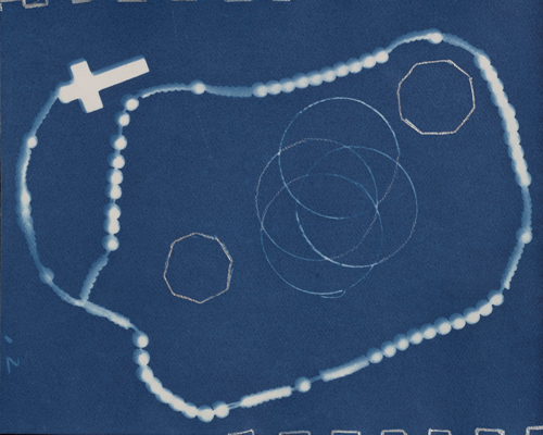 White Rosary / Mauricio Rodriguez