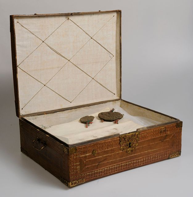 Box from figure 39 shown with the lid opened. Folded documents and two wax seals can be seen inside.