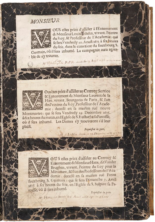 Page from a funeral book showing three rectangular pieces of paper glued to a back-and-white marbled paper. The pieces of paper include typed text and annotations written by hand. Each piece of paper features an enlarged letter V as an inhabited initial surrounded by three skulls on its upper left corner.