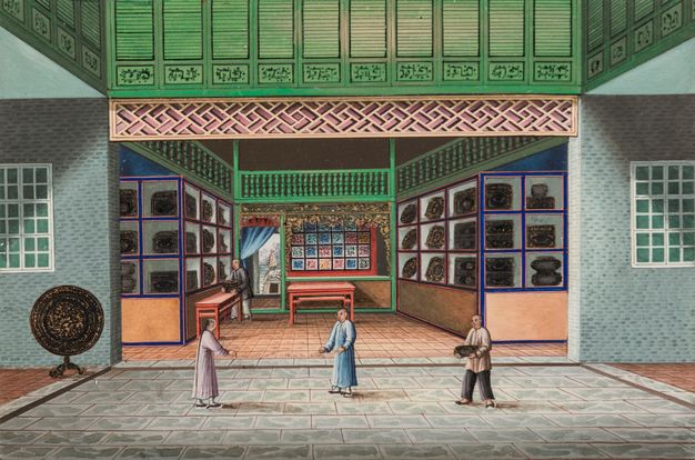 Drawing showing the interior of the store from the street in front where three people can be seen walking by. The inside of the store is lined with shelves where the products for sale are exhibited. The central space of the room is filled with two tables on which a man is placing one of the products.