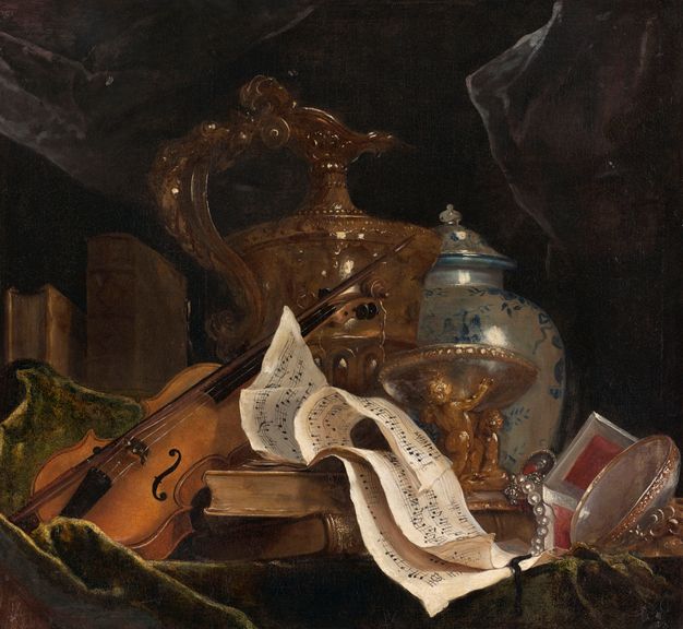 Painting depicting an assemblage of objects placed in a disorganized manner on top of a surface covered with a green fabric. Two leather-bound books are placed underneath a musical score. To the left, there is a violin, and to the right there is a string of pearls and a locket with a portrait inside. Behind, on a second row, there are gold and silver vessels, blue-and-white Chinese porcelain, and additional leather-bound books.
