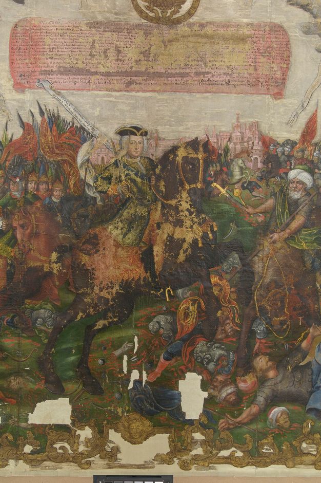 Close up photo of the same detail in 6.1 (b). The figure is more visible.