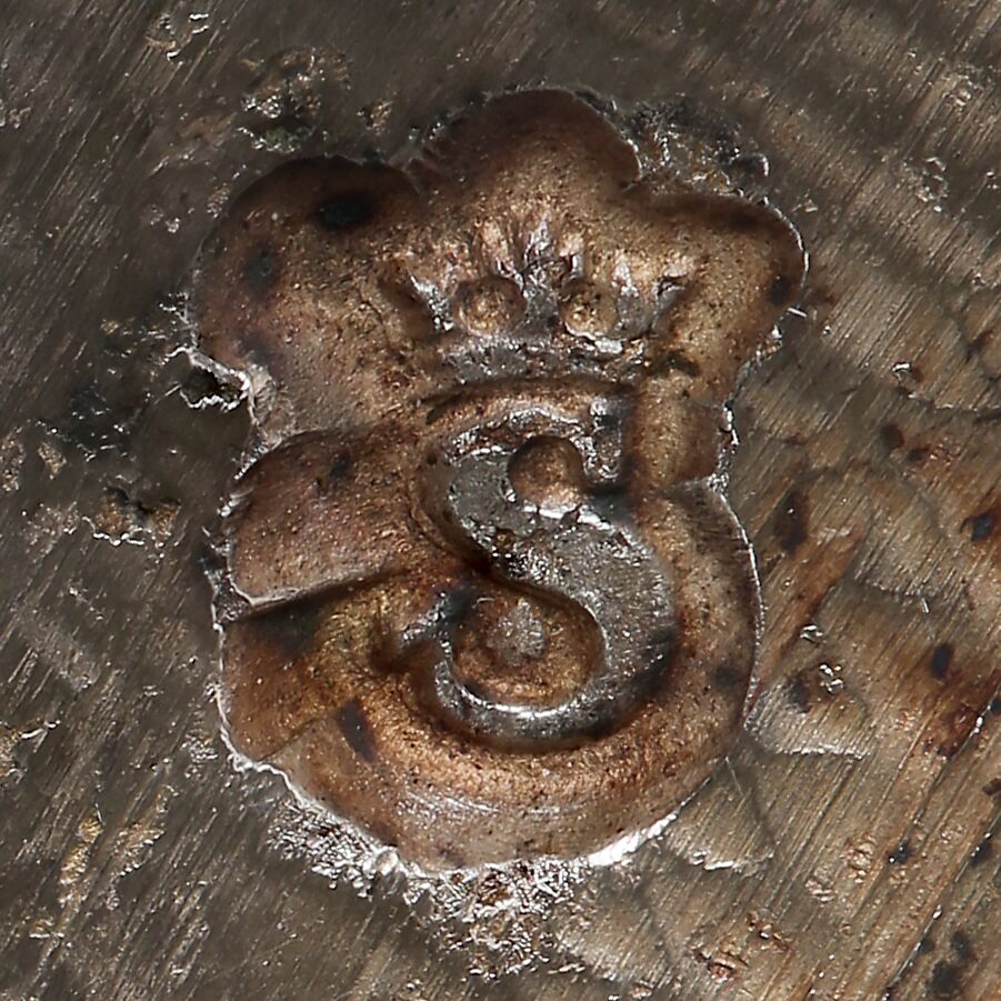 Close-up of a crowned S attached to the girandole.