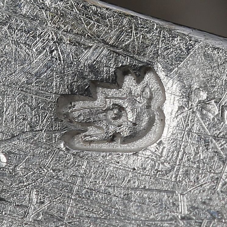 Close-up of a fox head stamped on the lid.