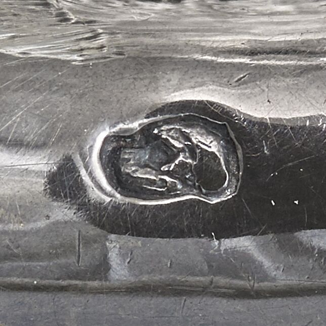 Close-up of a pointer head attached to the sauceboat.