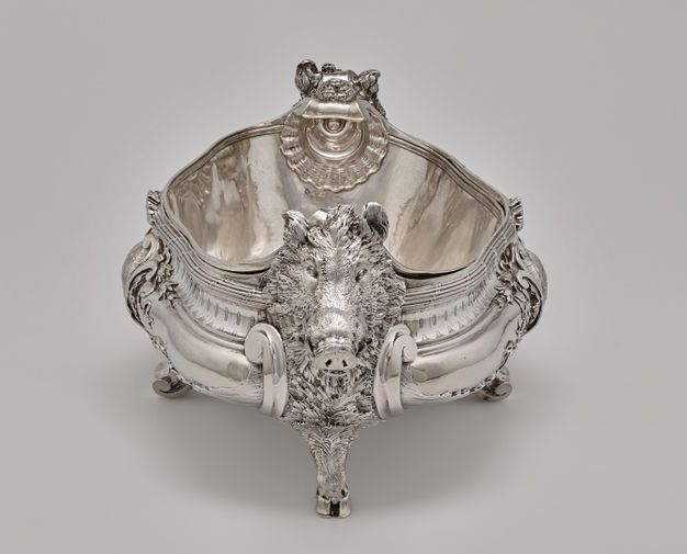 Front-view of the boar head and hoof on the tureen.