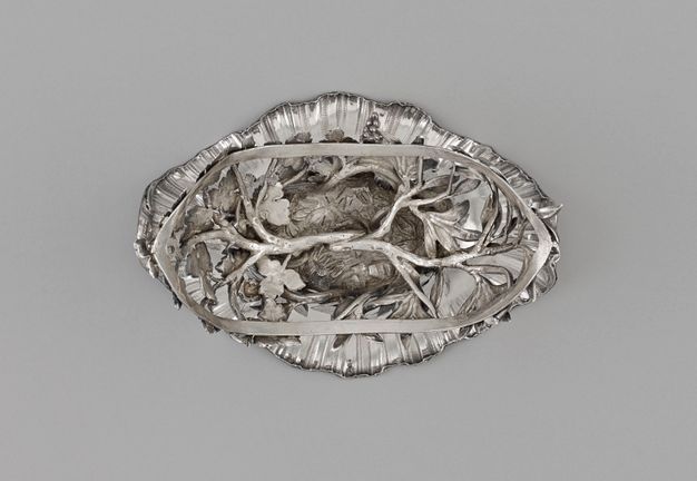 Top view of the stand, revealing two entwined branches that fan out to form the sauceboat's cradle.