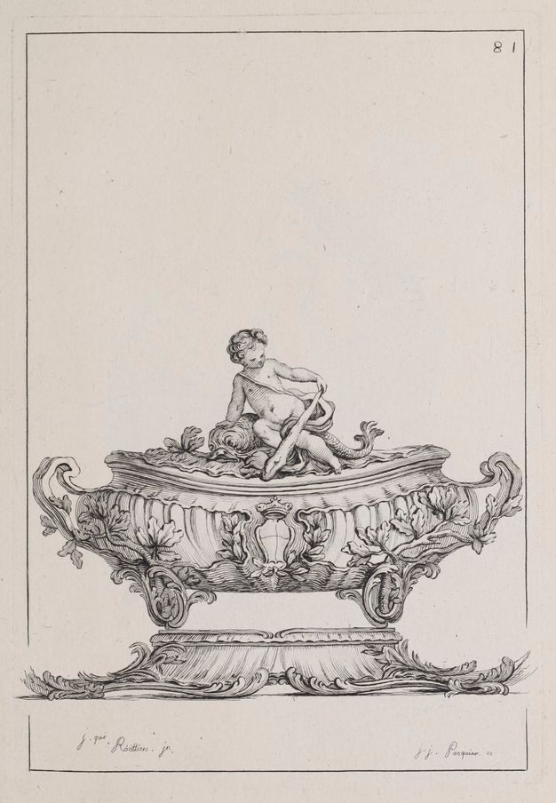 Drawing of a tureen decorated with leafy branches and a coat of arms, a lid with a nude boy sitting on a sea creature, and a stand with a wavy texture and palm leaves coming up its sides.