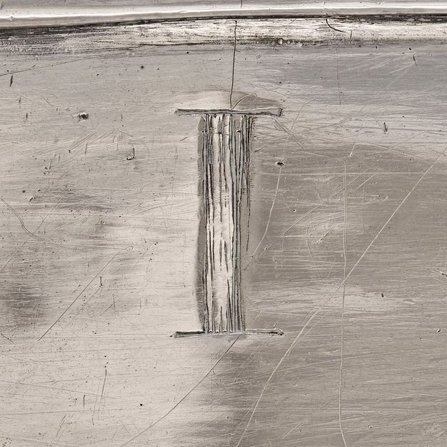 Interior edge of the liner inscribed with the Roman numberal I.