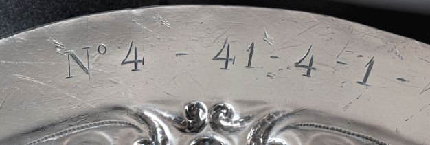 Close-up of the inscription N° 4 - 31m - 4o - 1g on the stand.