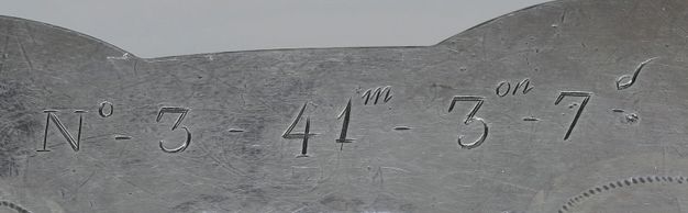 Close-up of the inscription N° 3 - 41m - 3on - 7g - on the stand.