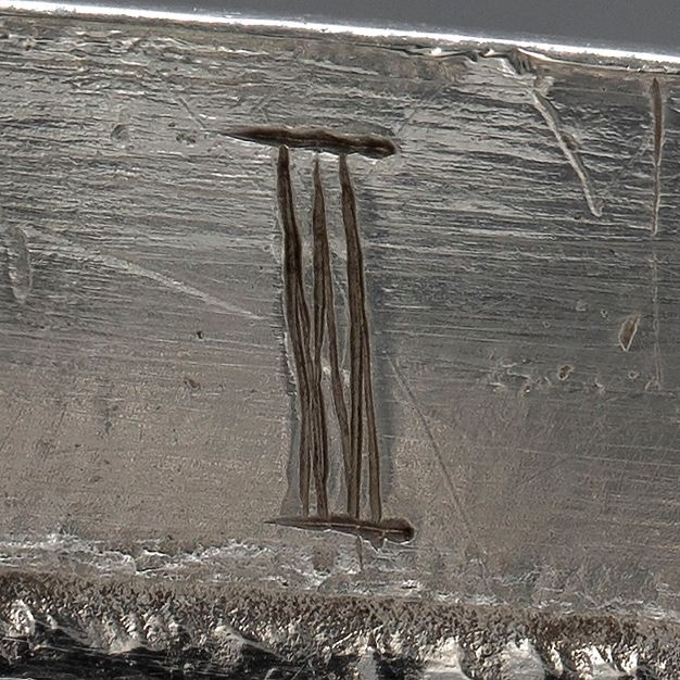 Close-up of the Roman numeral I scratched on the lid.