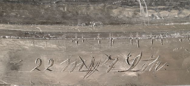 Close-up of the inscription 22 marks // 7 Loth: scratched on the centerpiece.