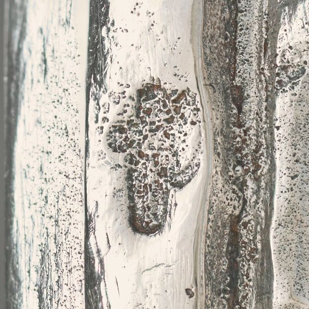 Close-up of an ax stamped in a ridge on the lid.