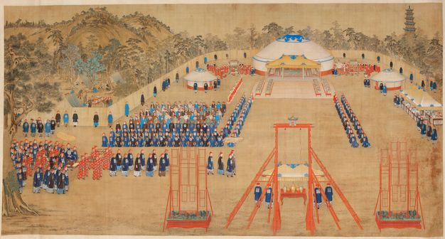 A painting of an outdoor procession. An imperial entourage enters at the left, headed toward a prominent white yurt and four banquet tables at the top right. Men dressed in Mongol and Qing court attire line up in neat rows to watch.  A mountainous landscape with a pagoda surrounds the arena.