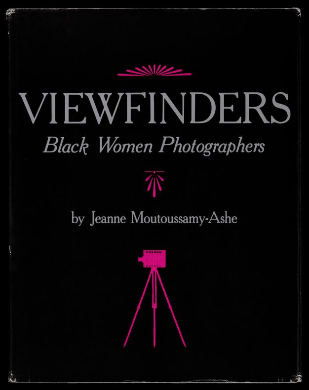 A black book cover with small, pink art-deco designs dividing the title and the author’s name. In the lower part, an illustration of a four-by-five camera on a tripod appears in the same pink color.