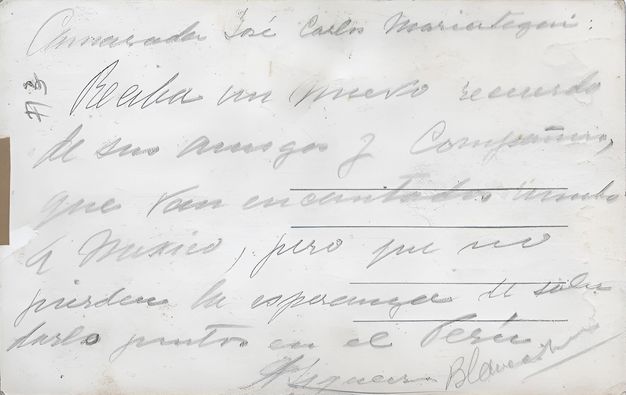 The blank back side of a photograph, handwritten with the words “A nuestro querido Camarada: José Carlos Mariátegui. Recuerdando en nuestro viaje a México. D. A. Siqueiros Blanca Luz.”