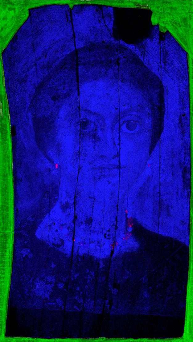 False-color MA-XRF map of the portrait of a lady showing in red where gold appears in her earrings and necklace. The rest of the paint shows up blue, and the area behind the portrait is bright green.