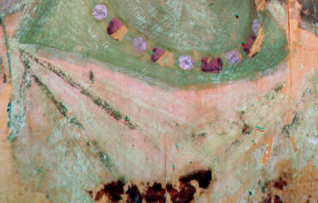 Close-up IRRFC image of the tunic in figure 5.2. The skin appears green and the green beads are half purple and half yellow. The folds in the tunic are a dark grayish-green.