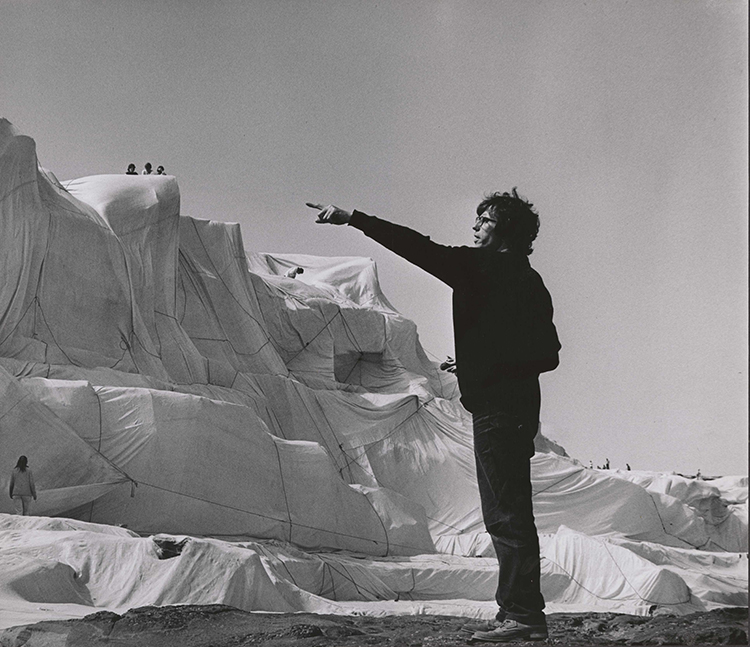 Christo oversees installation  / Shunk-Kender