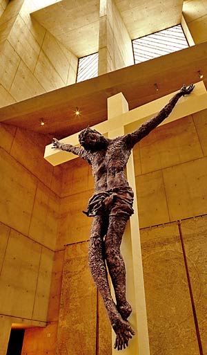 Crucifix at Our Lady of the Angels / Toparovsky